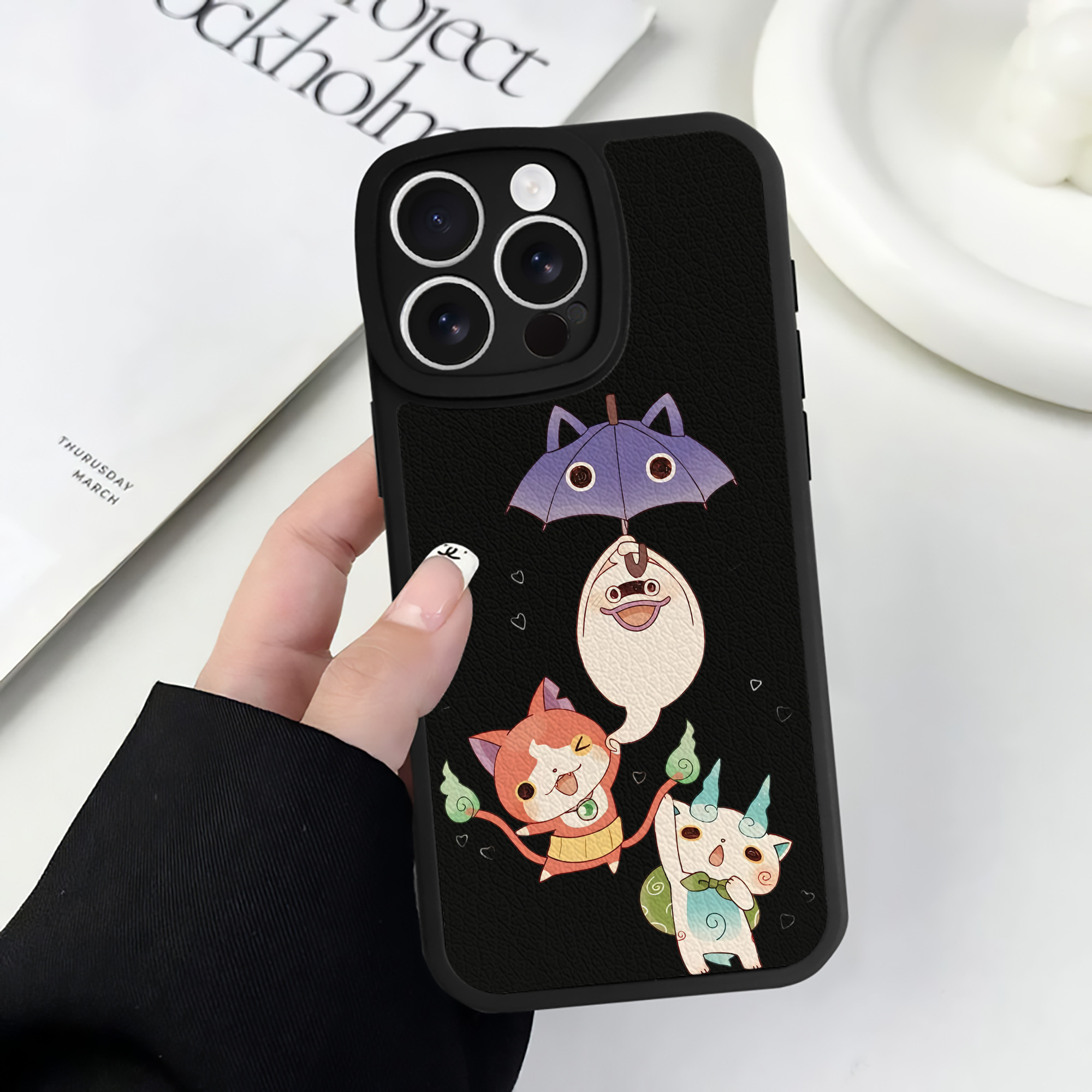 （画像用） 妖怪ウォッチ Yo-kai Watch 【iPhone 16シリーズ対応】シリコンスマホケース（レザー調） 材質：シリコン